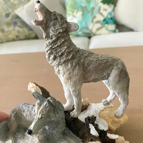 Howling And Sitting Wolves Figurine Sculpture - Picture 7 of 12